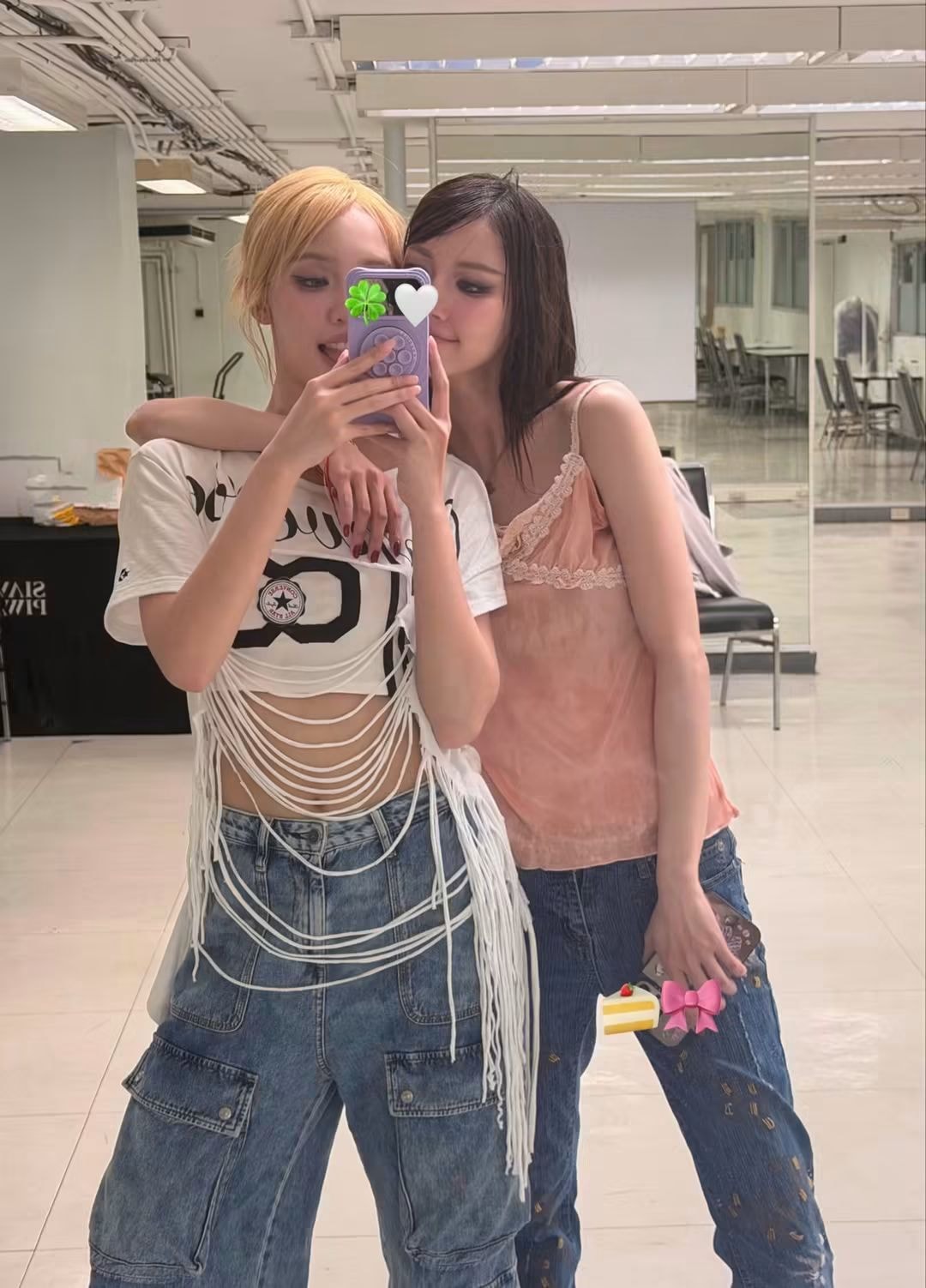 Jan and Jingjing worried about fans in the rain 🥺