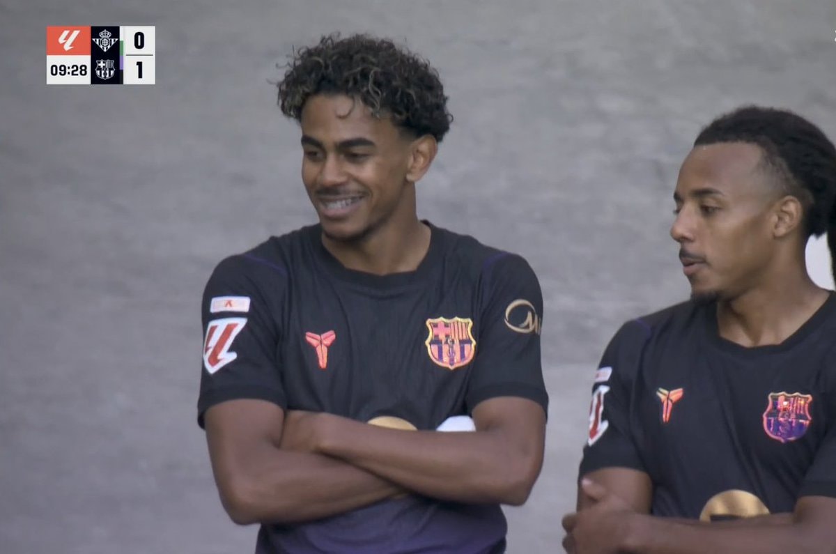 Kounde and Lamine Yamal iconic photo