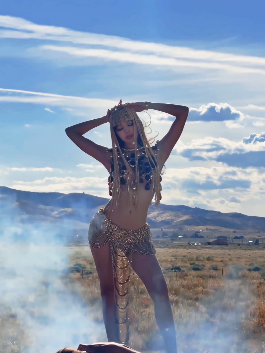 Lisa Vanity Fair photoshoot
