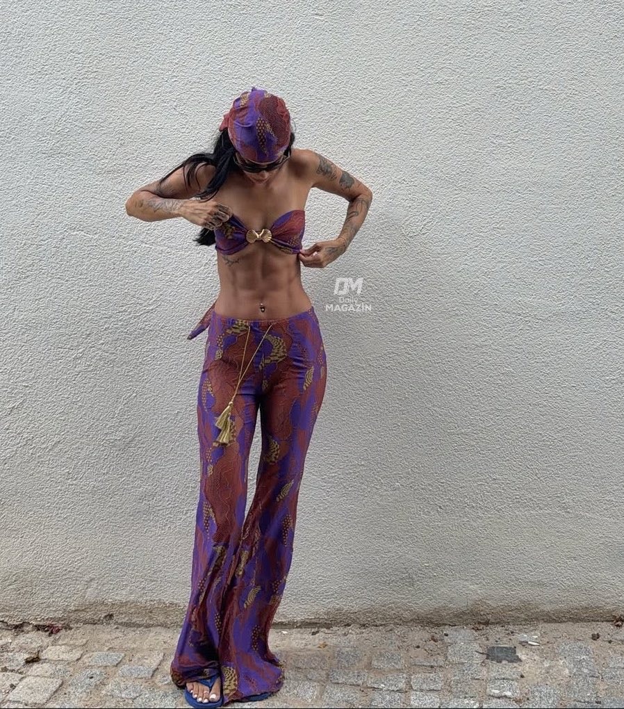 Pelinay İgit purple beach poses (photo 2 of 2)