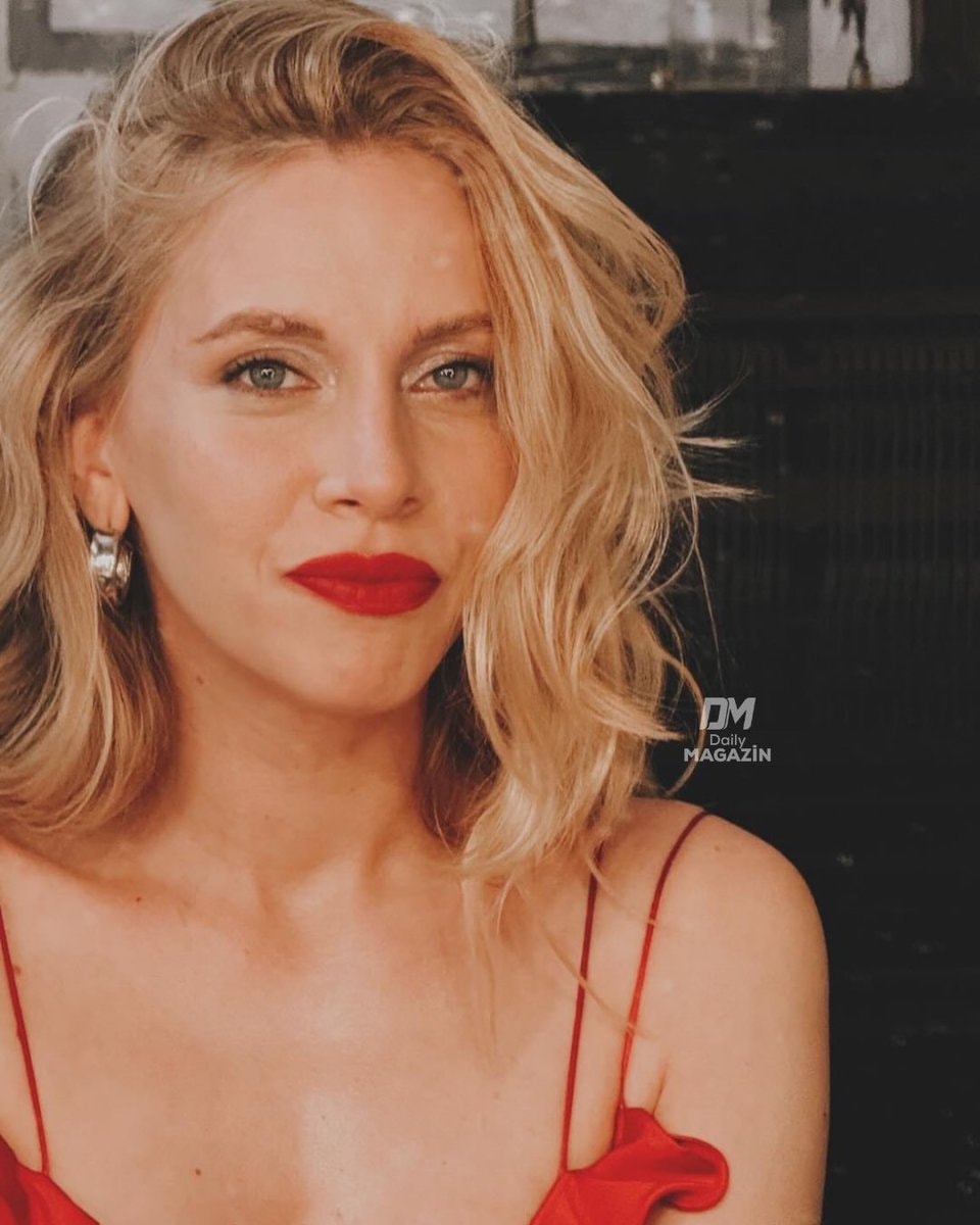 Melis İşiten blonde hair red lipstick (photo 2 of 2)