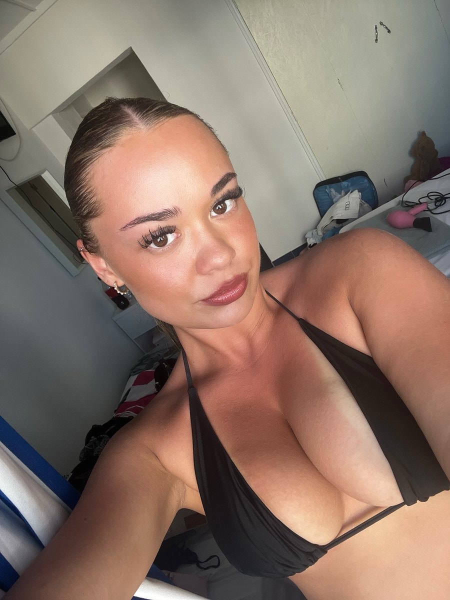 woman selfie in black bikini top 🔥