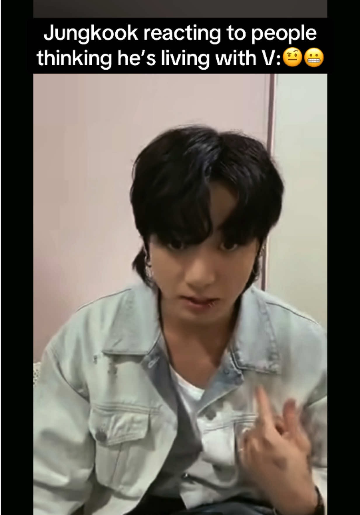 Jungkook reacting to Taekook rumors ๐คจ