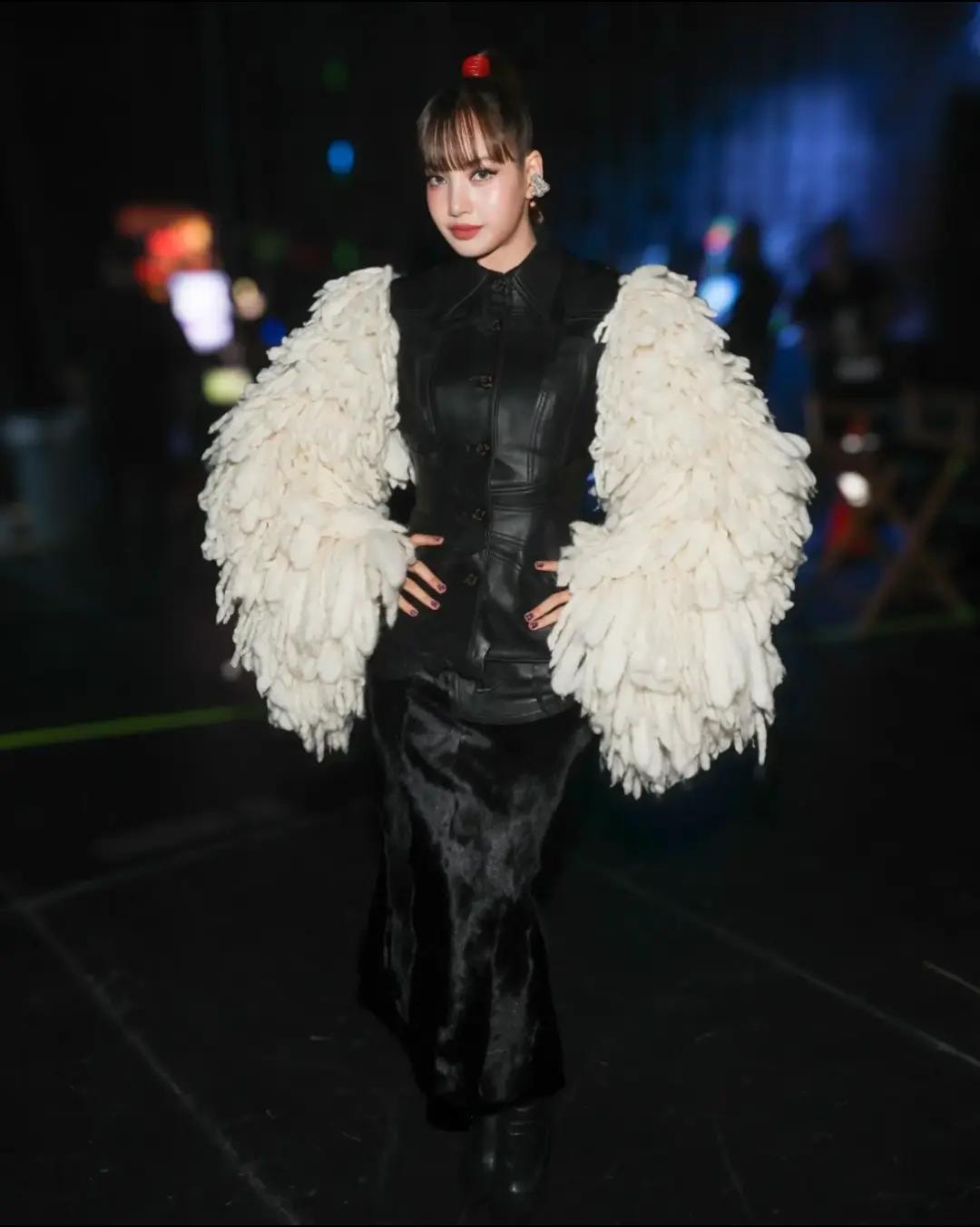 Lisa at the VMAs with trophy (photo 3 of 3)