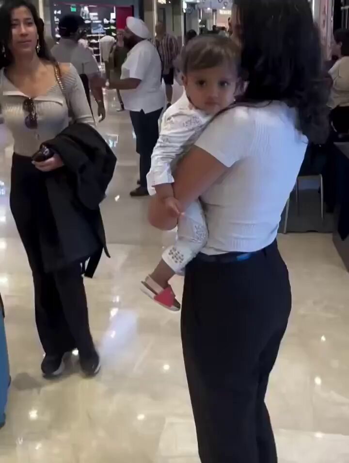Child meets mom's twin sister