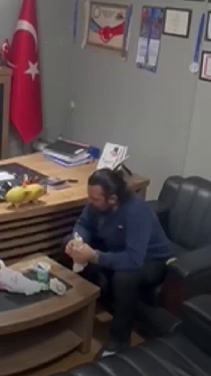 Man performs Heimlich maneuver on himself