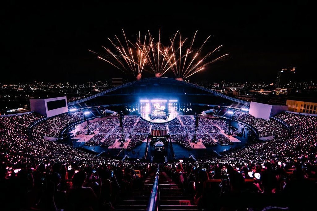 Blackpink performing on the Deadline Tour stage (photo 2 of 2)