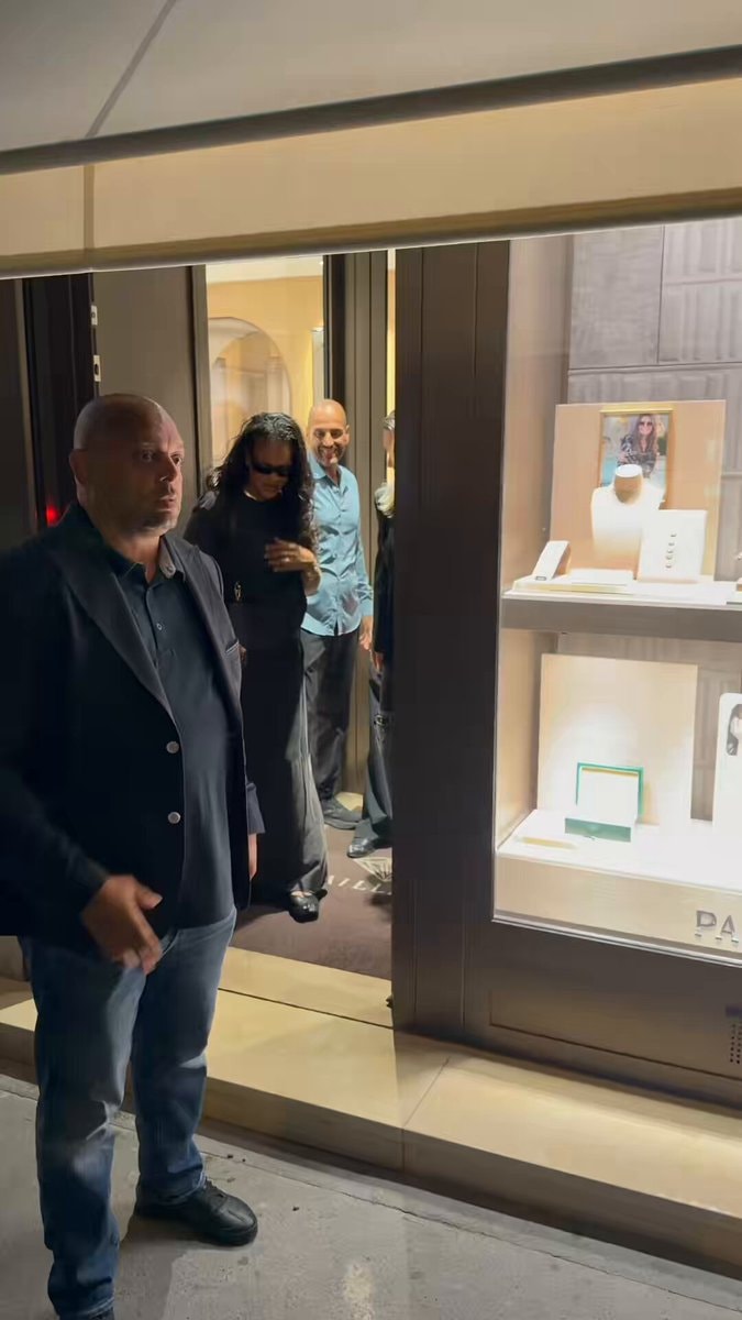 Rihanna shopping in Paris Rihanna shopping in Paris