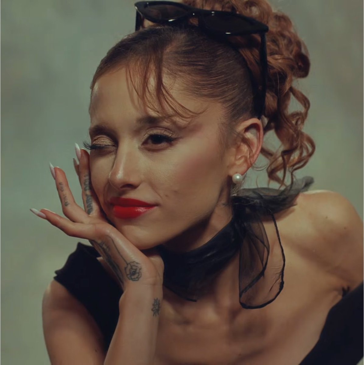 Ariana Grande petal Billboard Hot 100 (photo 2 of 2)