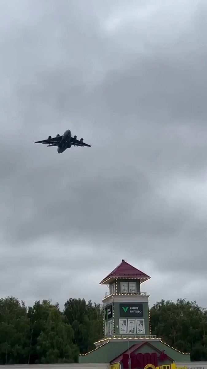 US Air Force C-17 lands in Moscow
