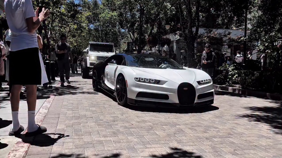 Bugatti Chiron parked with crowd Bugatti Chiron parked with crowd