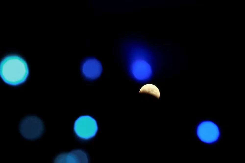 Partial lunar eclipse around the world (photo 4 of 4)
