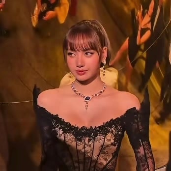 Lisa Blackpink glam pose Lisa Blackpink glam pose