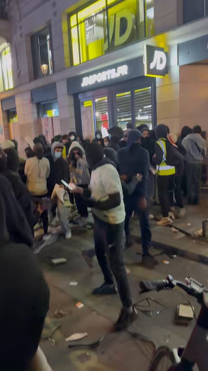 JD Sports Châtelet looted