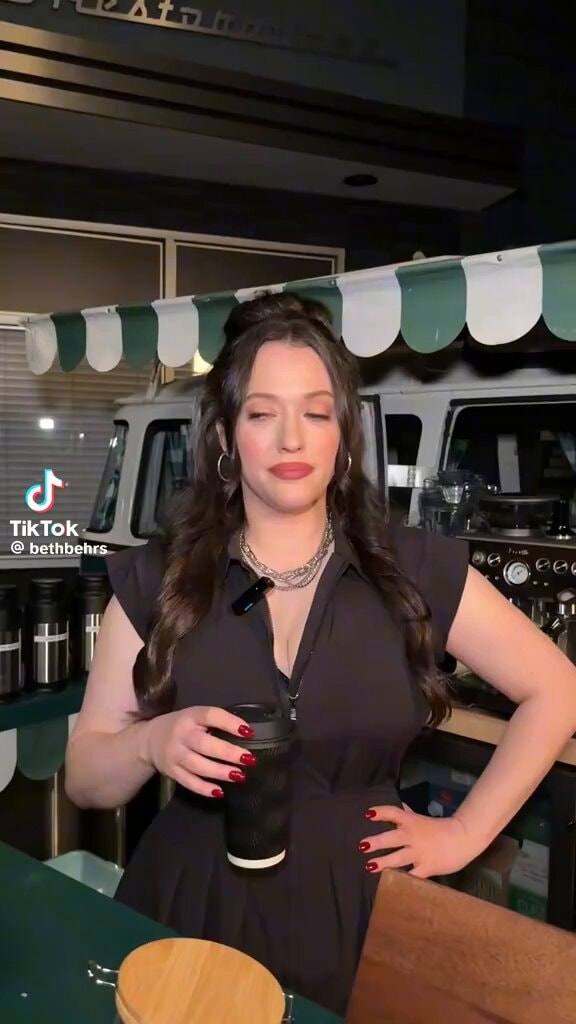 Beth Behrs Kat Dennings 2 Broke Girls reunion