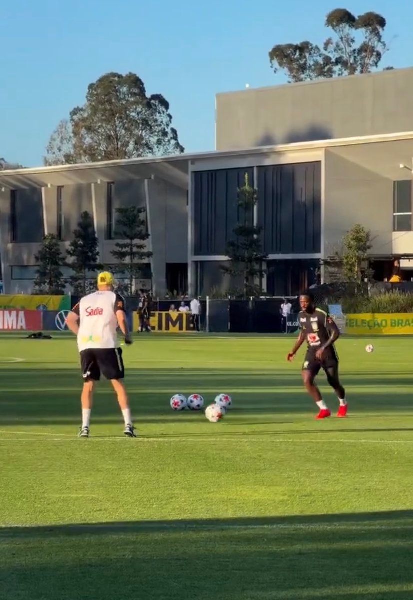 Vinicius Junior misses close range shot