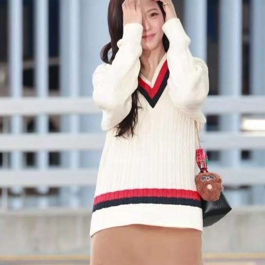 Jisoo poses