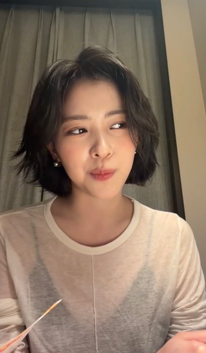 ITZY Ryujin outfit adjustment apology (photo 2 of 2)