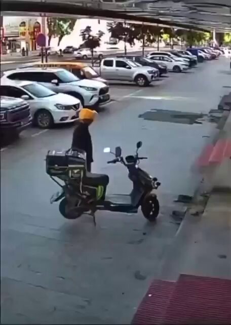 Suzhou waitress slashed by delivery person