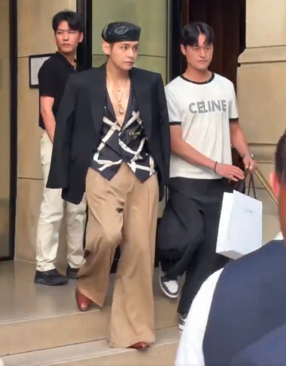 V Paris Fashion Week outfit (photo 2 of 2)