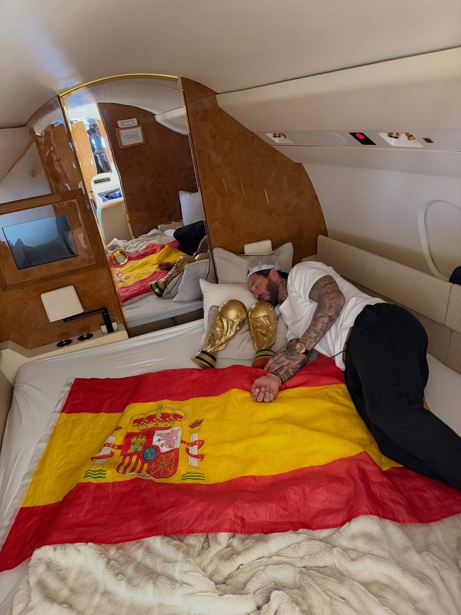 Ramos mocking Messi sleeping with 2 World Cups