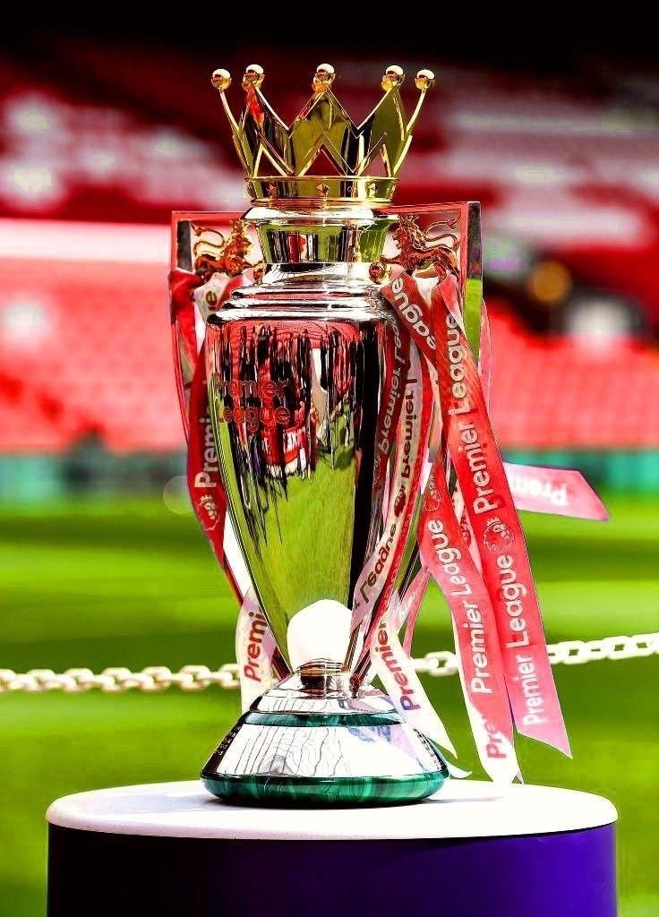 Arsenal crest on red background (photo 2 of 2)