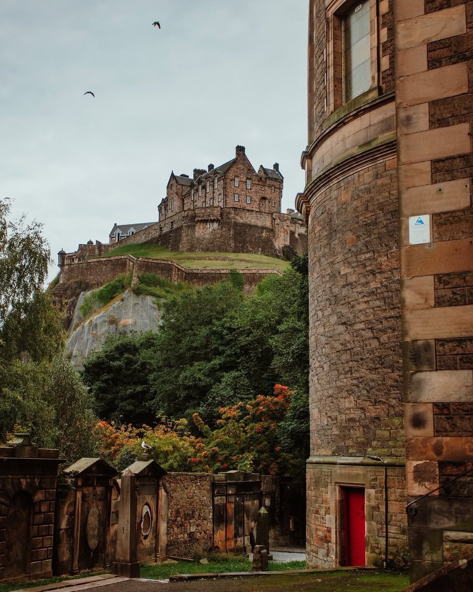 Edinburgh street scene (photo 3 of 4)