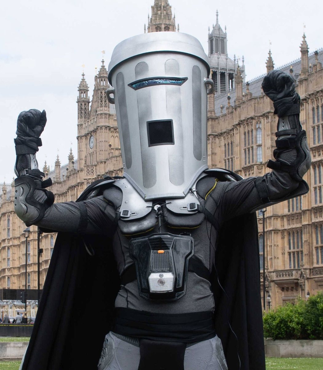 Nigel Farage regains UK parliamentary seat (photo 2 of 2)