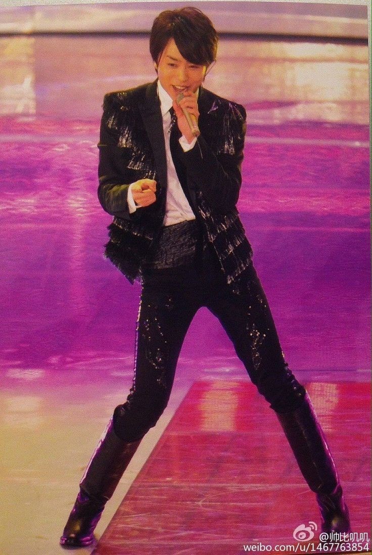 performer in sparkly black suit (photo 1 of 4) performer in sparkly black suit (photo 1 of 4)
