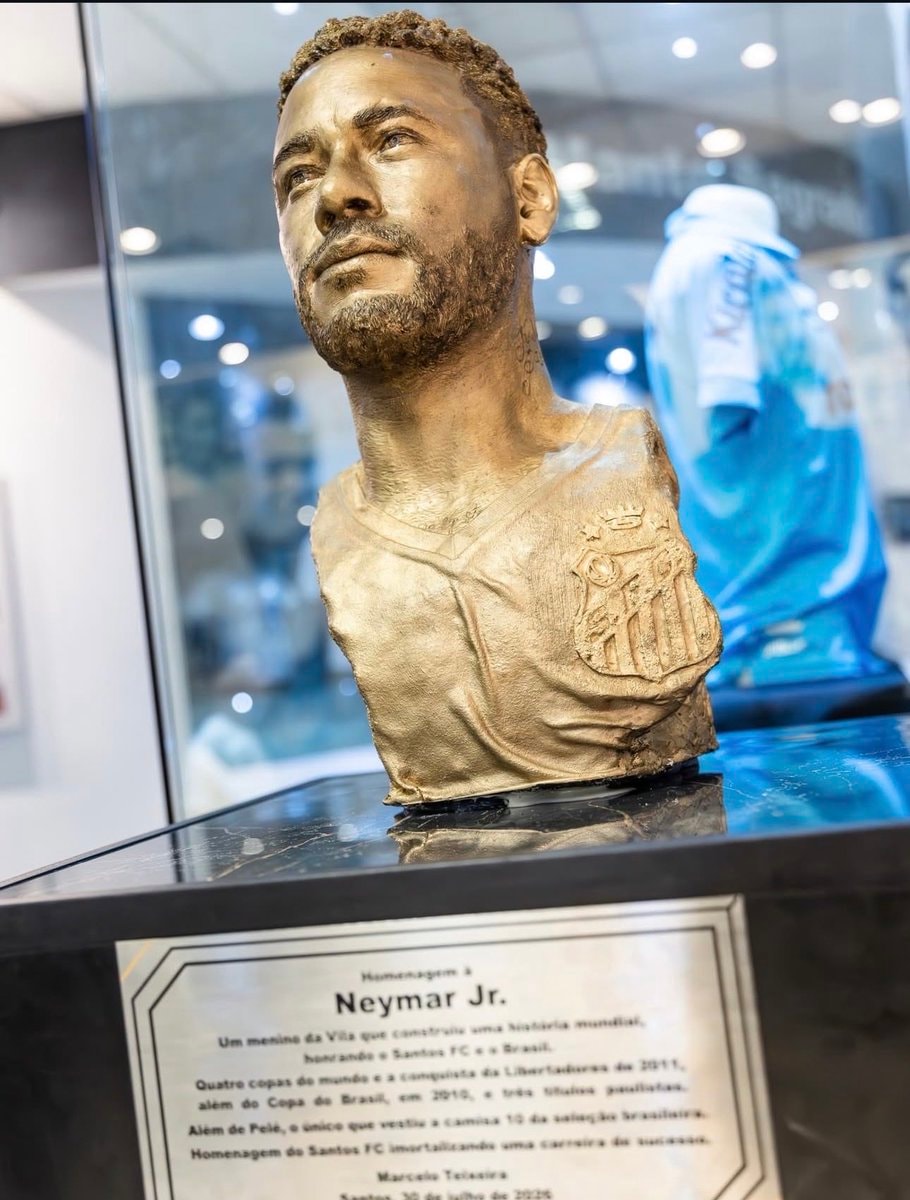 Neymar bronze bust Santos (photo 2 of 2)