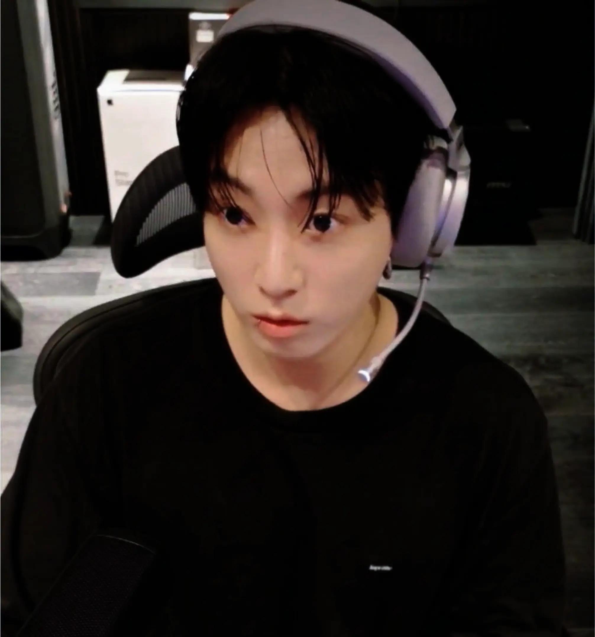mnijungkook headphone moment (photo 2 of 4)