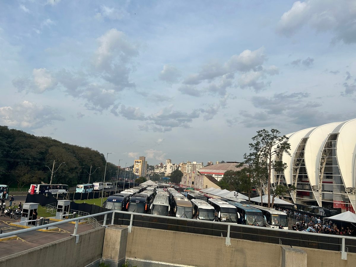 Grêmio fans arrive at Beira Rio
