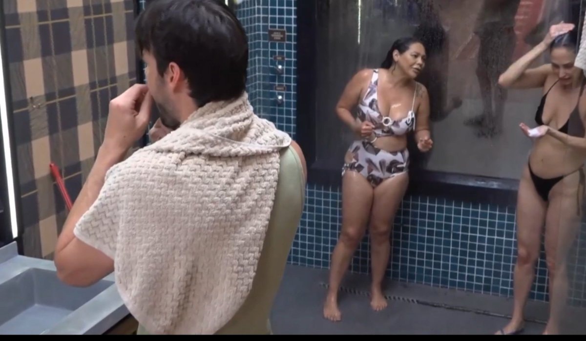 Darlin ignores Giovanna on AFazenda