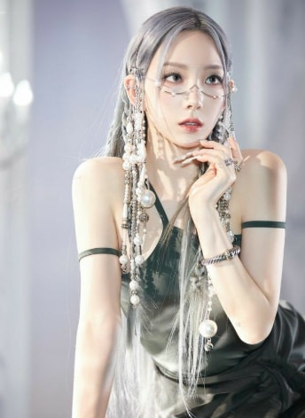 Taeyeon INVU silver hair (photo 2 of 2)