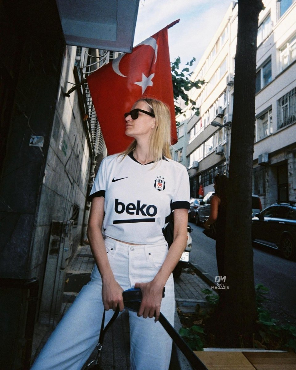 Didem Soydan Beşiktaş fan (photo 2 of 2)
