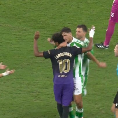 Manuel Pellegrini on red card (photo 2 of 2) Manuel Pellegrini on red card (photo 2 of 2)