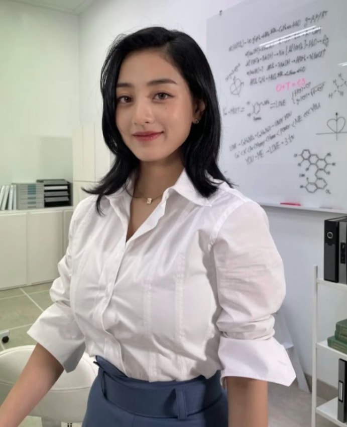 Jihyo in Scientist