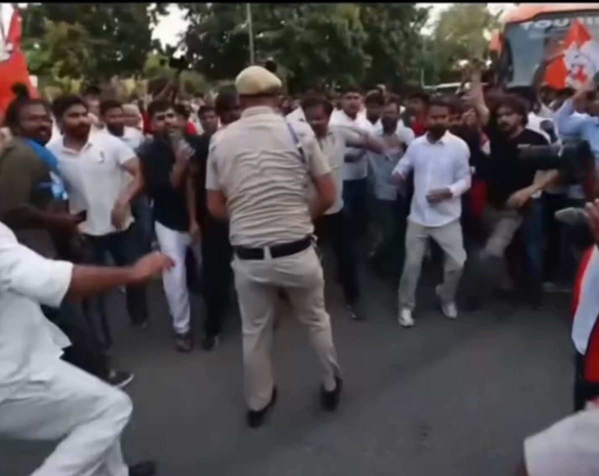 Congress workers attack Delhi Police