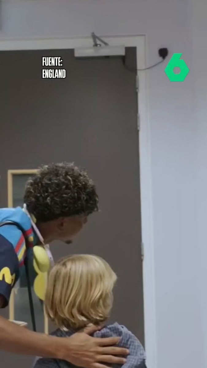 Declan Rice and Lamine Yamal interaction