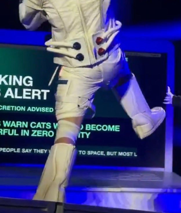Katy Perry space flight joke on stage (photo 2 of 2)
