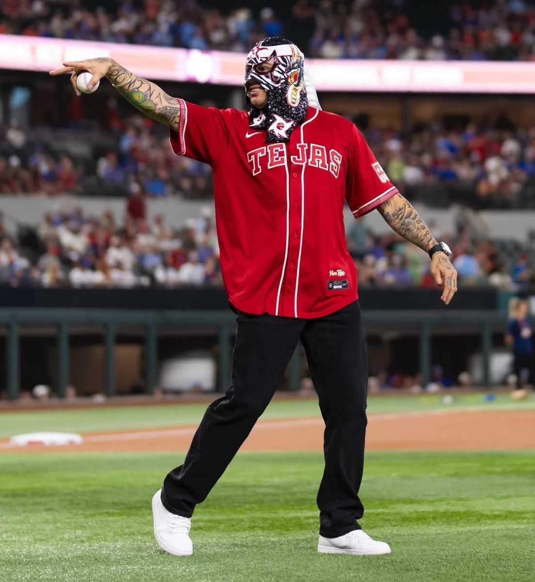Penta first pitch Texas Rangers (photo 2 of 2)