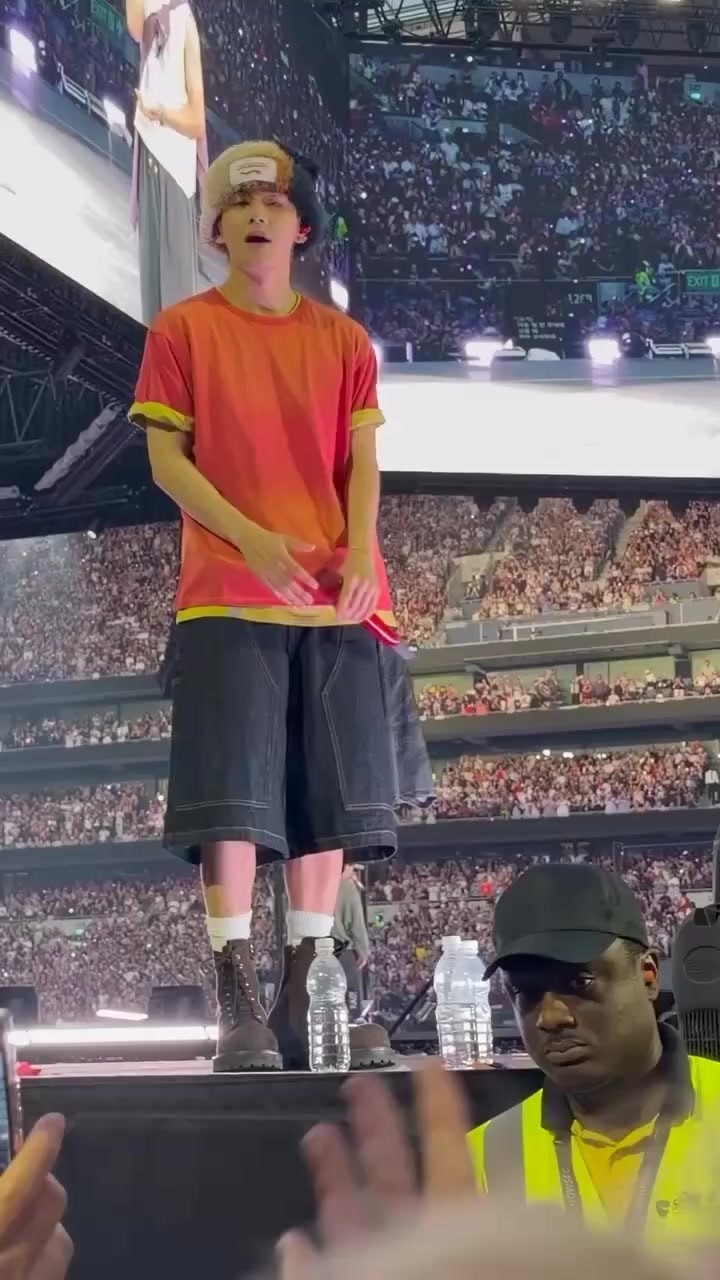 V and Jimin on stage