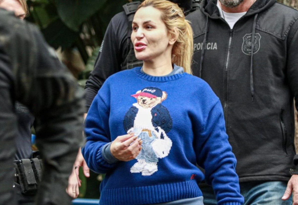 Deolane Bezerra Polo sweater arrest