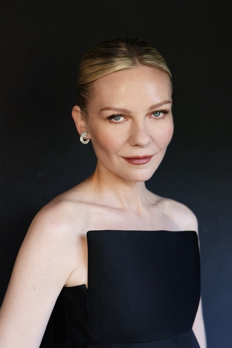 Sydney Sweeney and Kirsten Dunst follow each other (photo 2 of 2)