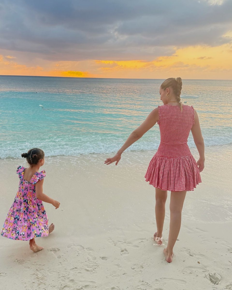 Gigi Hadid and Bella Hadid with her daughter (photo 2 of 2)