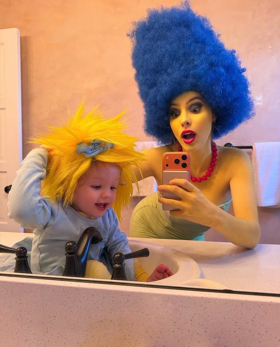 Lele Pons Marge Simpson Halloween costume