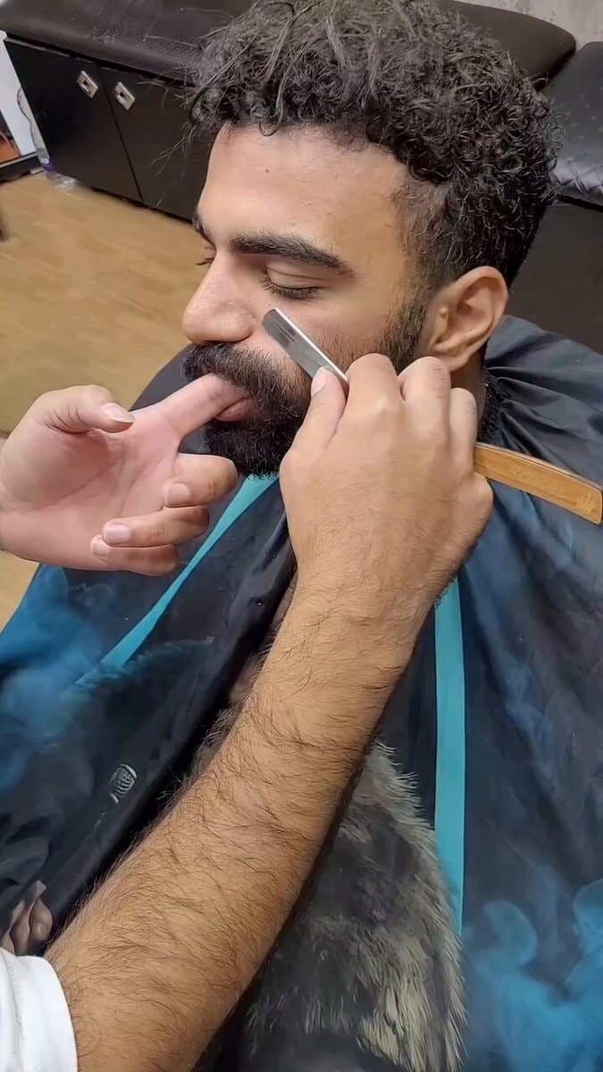 Beard trim with straight razor