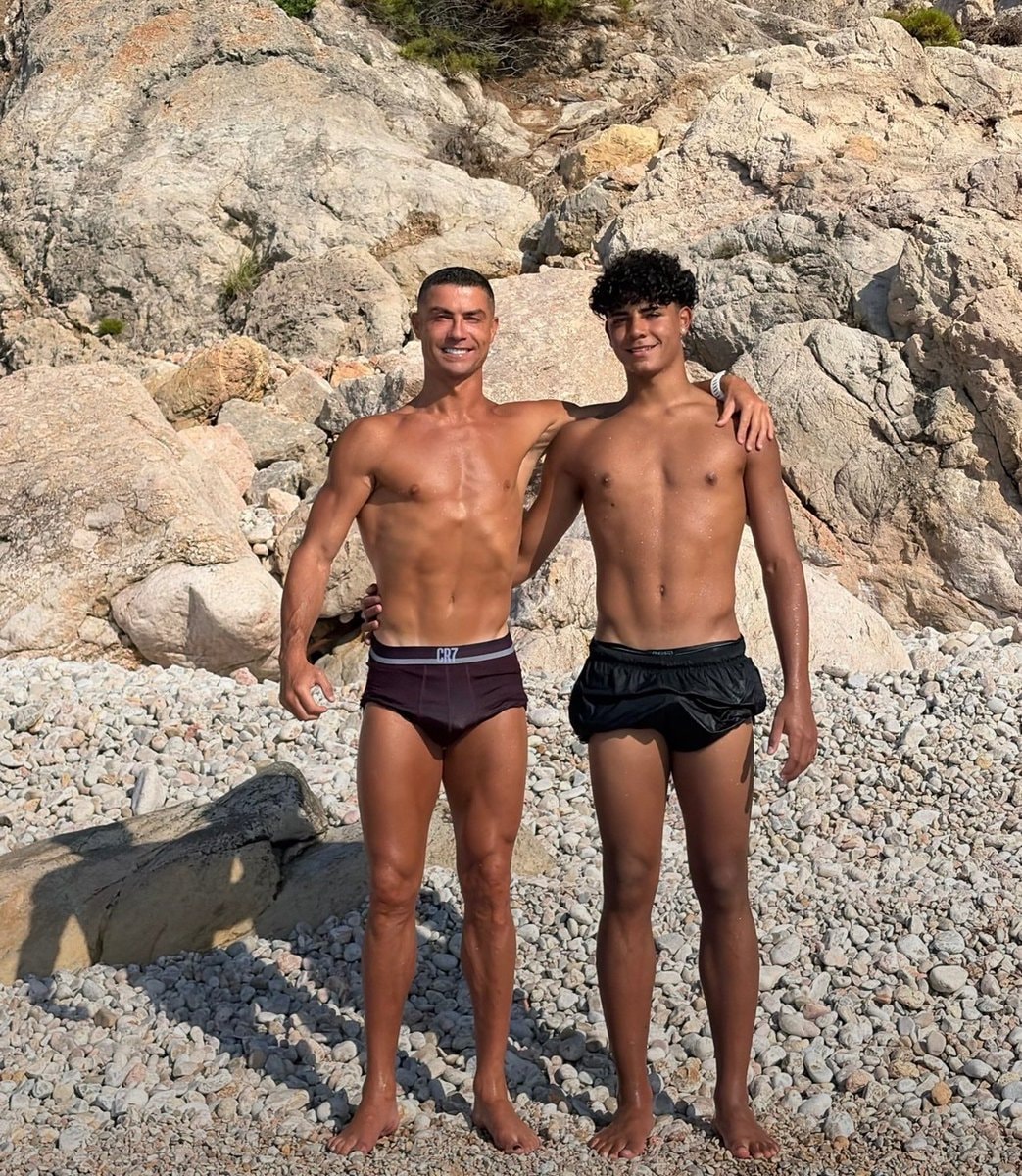 Cristiano Ronaldo son 2022 2026 (photo 2 of 2)