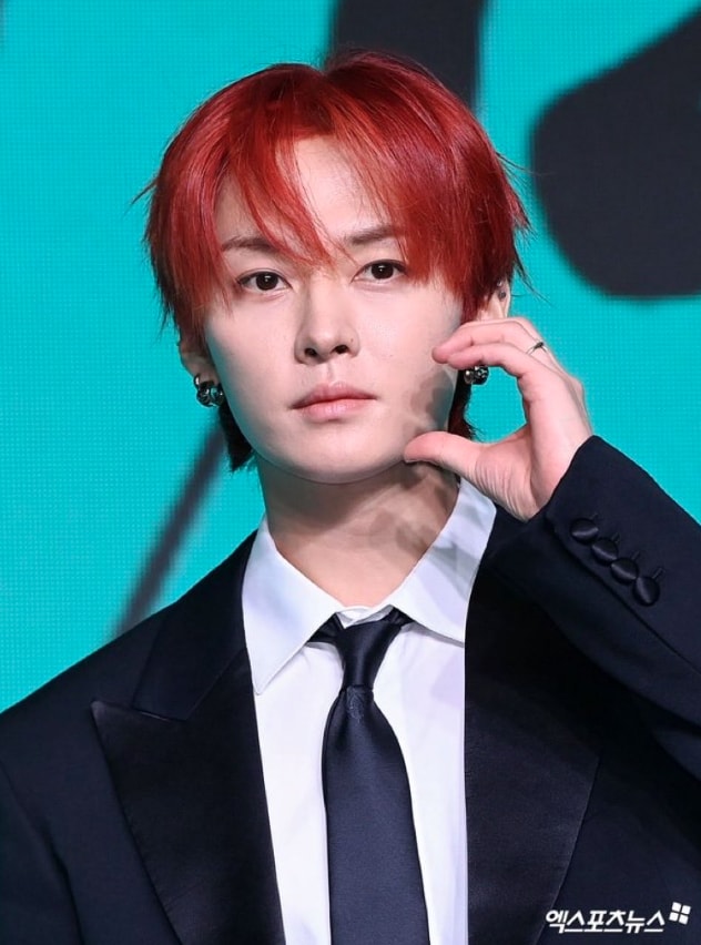 Lee Know red hair Stray Kids (photo 1 of 2)