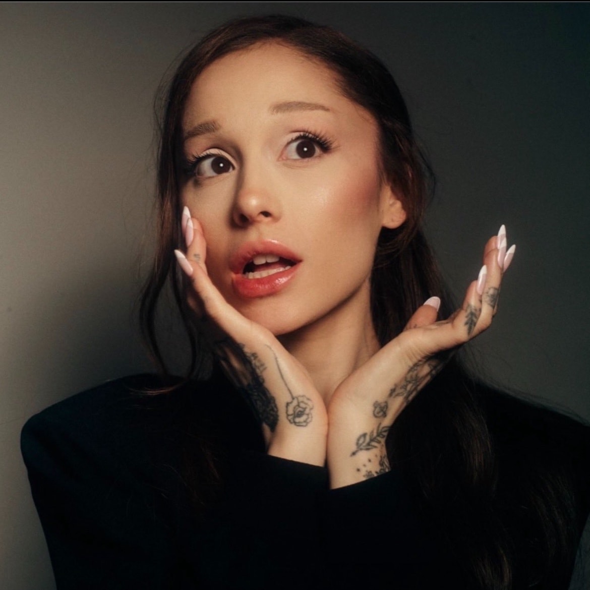 Ariana Grande petal Apple Music USA (photo 2 of 2)